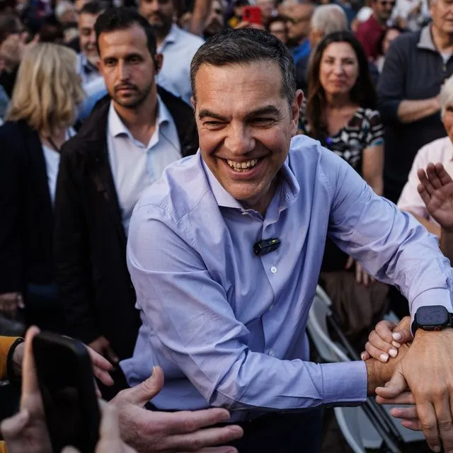 Ο Τσίπρας αποκάλυψε τα χρώματα του κόμματος – “Ομάδα για πρωτάθλημα”