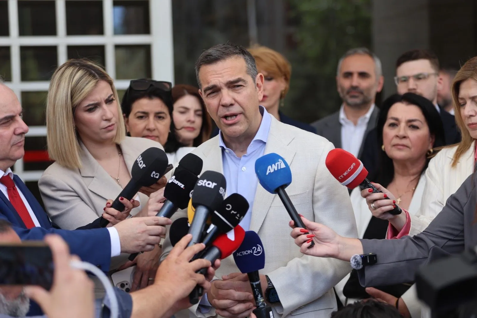 Στον Άρειο Πάγο ο Αλέξης Τσίπρας – Στο πλευρό του η Μαρία Λεπενιώτη