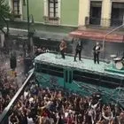 Και οι U2 στον δρόμο; Συναυλία πάνω σε ένα σχολικό λεωφορείο στο Μεξικό