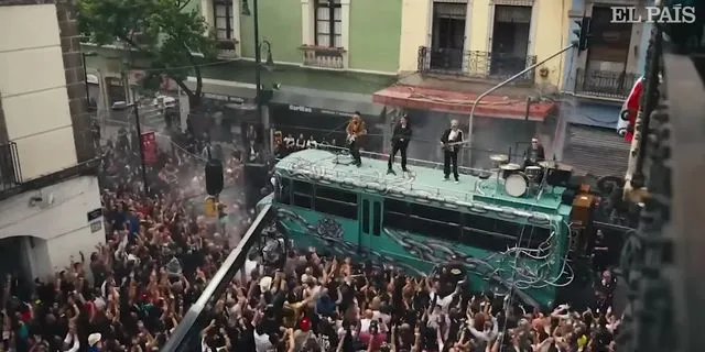Και οι U2 στον δρόμο; Συναυλία πάνω σε ένα σχολικό λεωφορείο στο Μεξικό