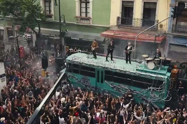 Και οι U2 στον δρόμο; Συναυλία πάνω σε ένα σχολικό λεωφορείο στο Μεξικό