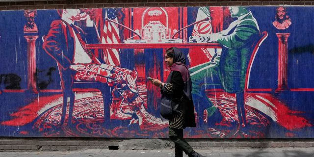 Τοιχογραφία στην Τεχεράνη για τις συνομιλίες ΗΠΑ - Ιράν
