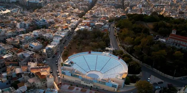 Τι θα δούμε στο καλοκαιρινό Βεάκειο Θέατρο μέχρι και τον Σεπτέμβριο