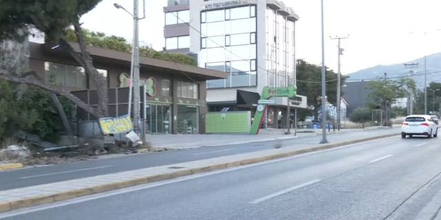 Σοβαρό τροχαίο στα Βριλήσσια – ΙΧ καρφώθηκε σε δέντρο μετά από ανεξέλεγκτη πορεία