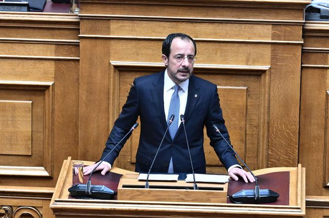 Χριστοδουλίδης στη Βουλή: “Η Τουρκία διαπράττει ένα από τα μεγαλύτερα εγκλήματα στην Ευρώπη” – “Όχι” στη λύση δύο κρατών