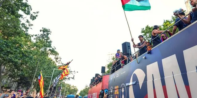 Ο Γιαμάλ με την παλαιστινιακή σημαία στους πανηγυρισμούς μετά την κατάκτηση της La Liga από την Μπαρτσελόνα