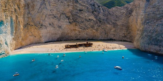 Zakynthos: 22-year-οld rescued from Navagio beach after becoming trapped on rocks