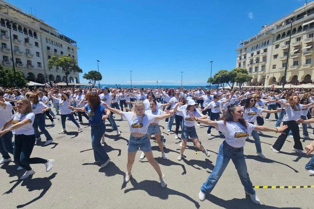 Θεσσαλονίκη: Ρεκόρ Γκίνες για τη μεγαλύτερη ταυτόχρονη χορογραφία ζεϊμπέικου