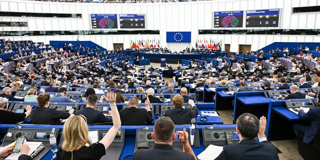 Από το “send them back” στα return hubs: Πώς η Ευρώπη σκληραίνει στάση στο Μεταναστευτικό