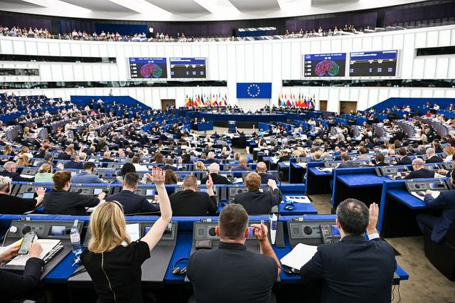 Από το “send them back” στα return hubs: Πώς η Ευρώπη σκληραίνει στάση στο Μεταναστευτικό