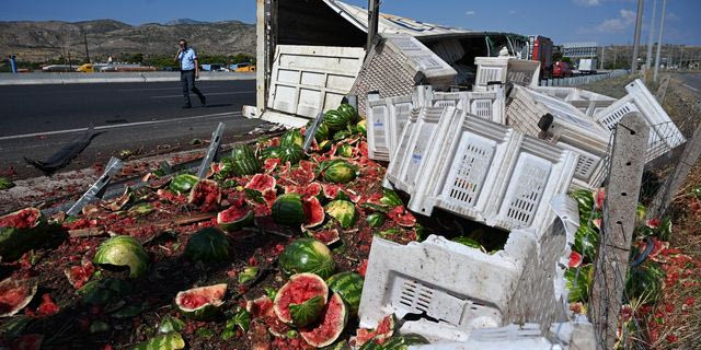 Ανατροπή νταλίκας στην Αθηνών – Κορίνθου: Γέμισε ο δρόμος καρπούζια