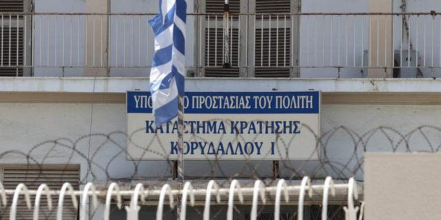 Σύλληψη δύο σωφρονιστικών για την απόδραση κρατουμένου από τις φυλακές Κορυδαλλού