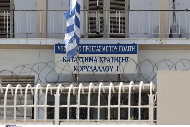 Σύλληψη δύο σωφρονιστικών για την απόδραση κρατουμένου από τις φυλακές Κορυδαλλού
