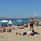 Πλήθη στις παραλίες για ηλιοθεραπεία και βουτιές – Με 35άρια η πρώτη μέρα του καλοκαιριού