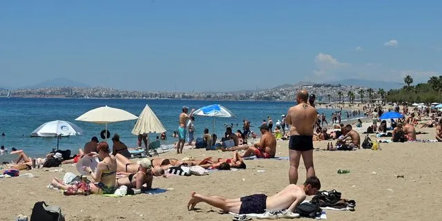 Πλήθη στις παραλίες για ηλιοθεραπεία και βουτιές – Με 35άρια η πρώτη μέρα του καλοκαιριού