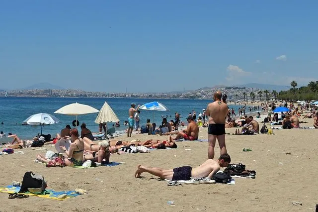 Πλήθη στις παραλίες για ηλιοθεραπεία και βουτιές – Με 35άρια η πρώτη μέρα του καλοκαιριού