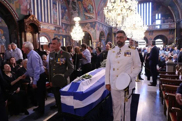 Πλήθος κόσμου στην κηδεία του Νίκου Ταγαρά