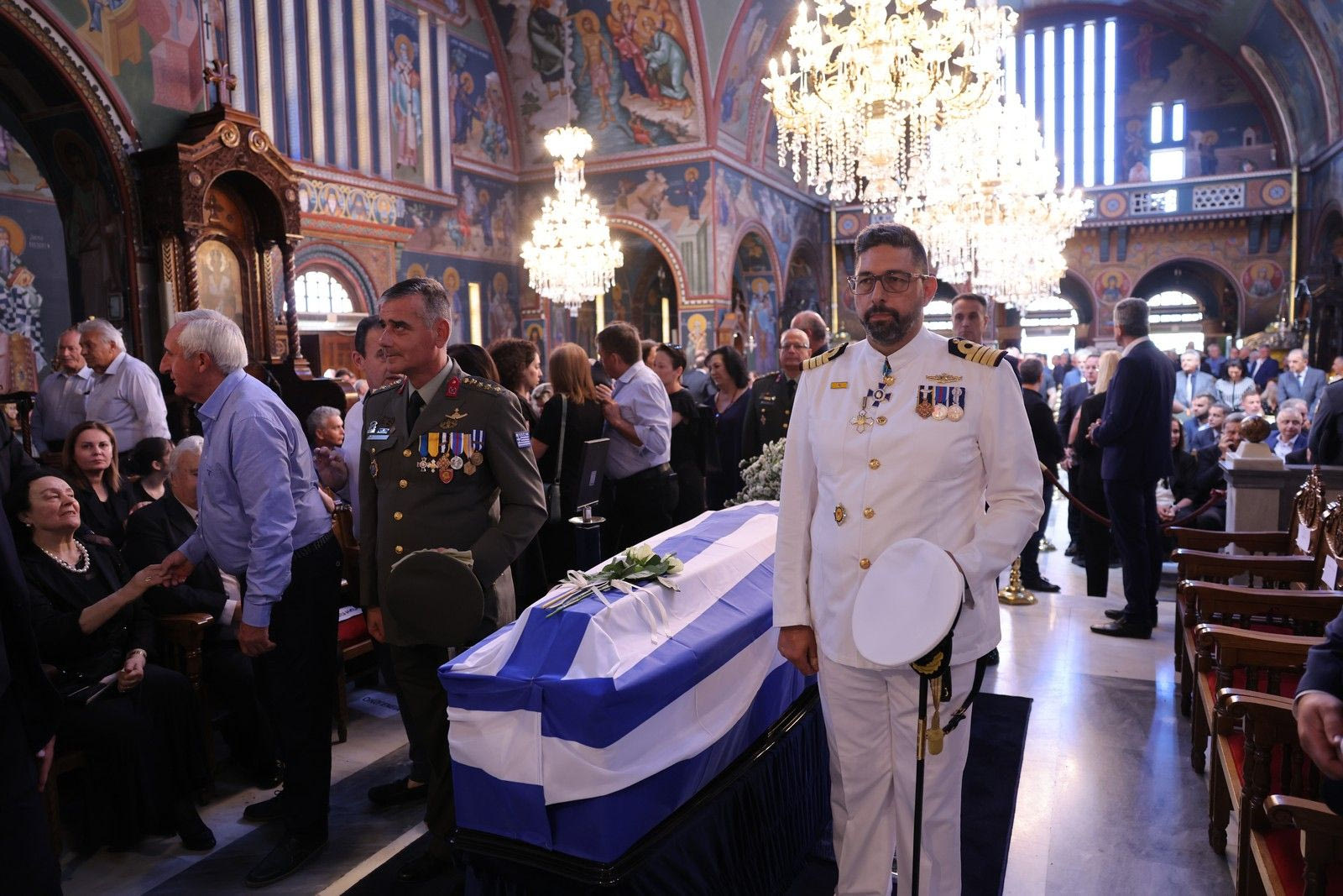 Πλήθος κόσμου στην κηδεία του Νίκου Ταγαρά