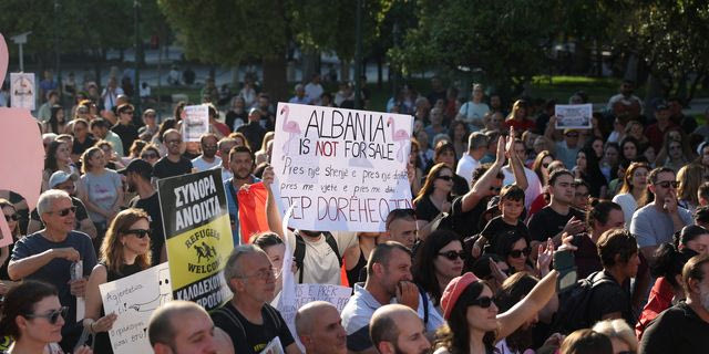 “Ξεπουλάνε τη γη μας στους ολιγάρχες”: Συγκέντρωση διαμαρτυρίας Αλβανών στο Σύνταγμα