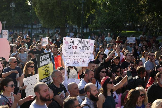 “Ξεπουλάνε τη γη μας στους ολιγάρχες”: Συγκέντρωση διαμαρτυρίας Αλβανών στο Σύνταγμα