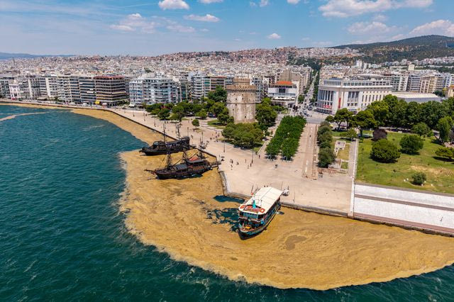 Η παραλία της Θεσσαλονίκης έγινε… καφέ – Δείτε φωτογραφίες