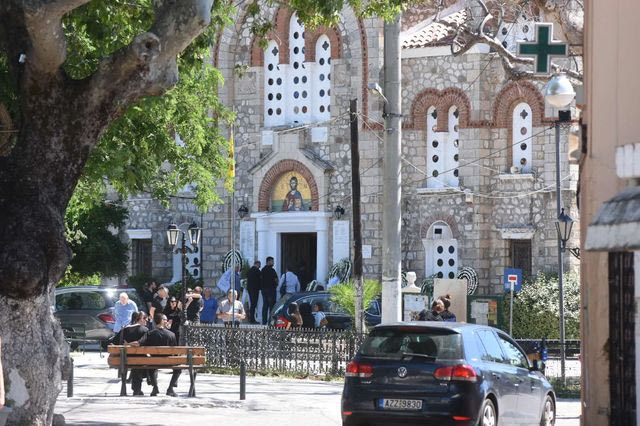 Έγκλημα στο Αίγιο: Βαρύ το κλίμα στην κηδεία μητέρας και γιου