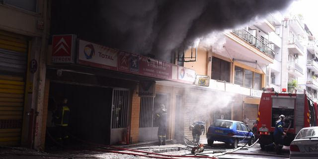 Θεσσαλονίκη: Φωτιά σε συνεργείο αυτοκινήτων