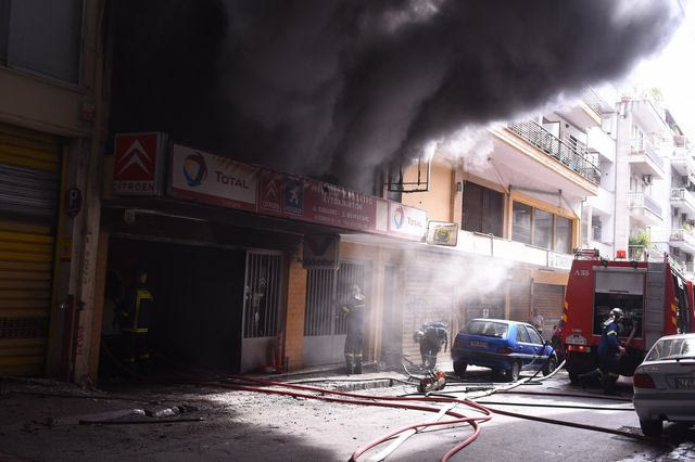 Θεσσαλονίκη: Φωτιά σε συνεργείο αυτοκινήτων