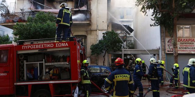 Φωτιά σε διώροφη οικία στην Καλλιθέα – Γυναίκα πήδηξε από το μπαλκόνι, δύο τραυματίες