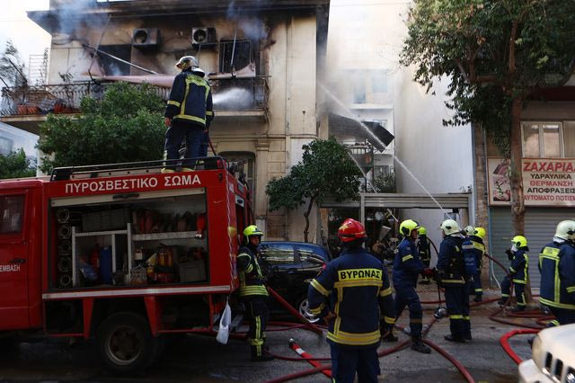 Φωτιά σε διώροφη οικία στην Καλλιθέα –  Γυναίκα πήδηξε από το μπαλκόνι, την έπιασαν πολίτες
