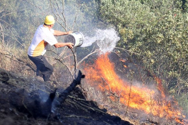 Ενας νεκρός και μια εγκαυματίας από τη φωτιά στο Δερβένι Ωραιοκάστρου