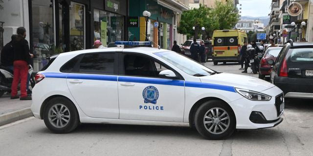 Περιπολικό της Αστυνομίας και ασθενοφόρο