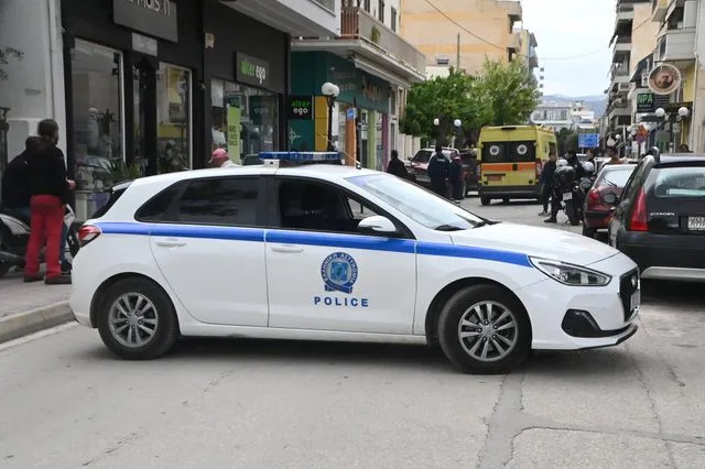 Περιπολικό της Αστυνομίας και ασθενοφόρο