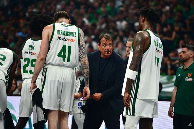 Ο Αταμάν με τους παίκτες του Παναθηναϊκού