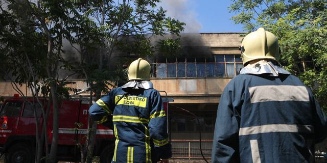 Κατέρρευσε πλήρως η οροφή του εργοστασίου στο Αιγάλεω – Για πάνω από 24 ώρες συνεχίζεται η κατάσβεση