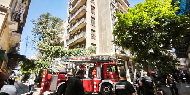 Φωτιά σε ξενοδοχείο στο κέντρο της Αθήνας – Ενας τραυματίας με εγκαύματα