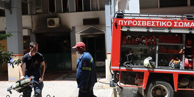 Ομόνοια: Από ηλεκτρικό πατίνι φέρεται να προκλήθηκε η φωτιά στο ξενοδοχείο – Ενας εγκαυματίας στο νοσοκομείο