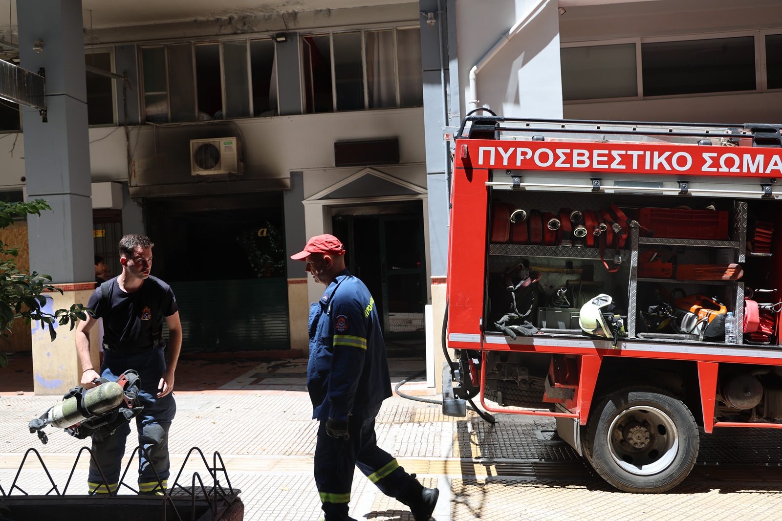 Φωτιά σε υπόγειο χώρο στον Πειραιά