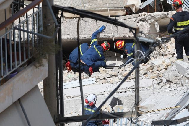 Κατάρρευση κτιρίου στα Πετράλωνα: Τι αναφέρουν αυτόπτες μάρτυρες στο NEWS 24/7