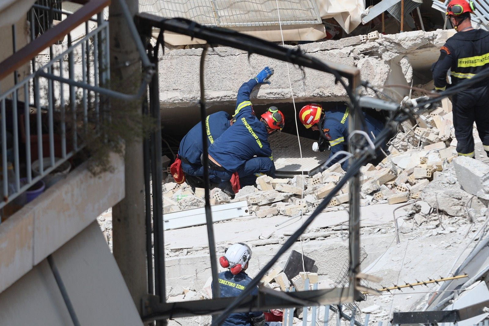Κατάρρευση κτιρίου στα Πετράλωνα: Τι αναφέρουν αυτόπτες μάρτυρες στο NEWS 24/7