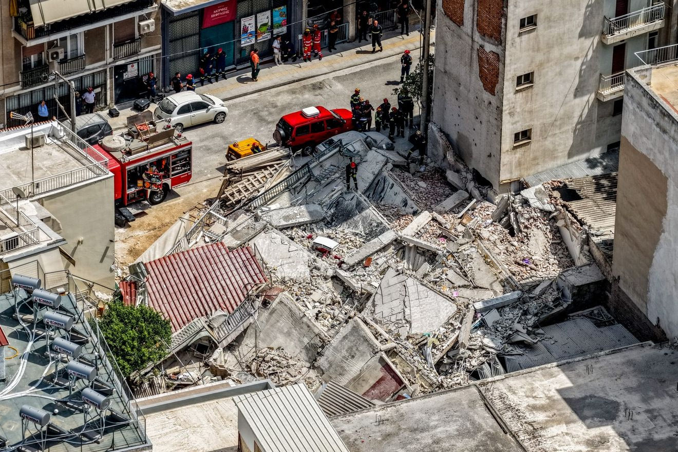 Κατάρρευση πολυκατοικίας στα Πετράλωνα