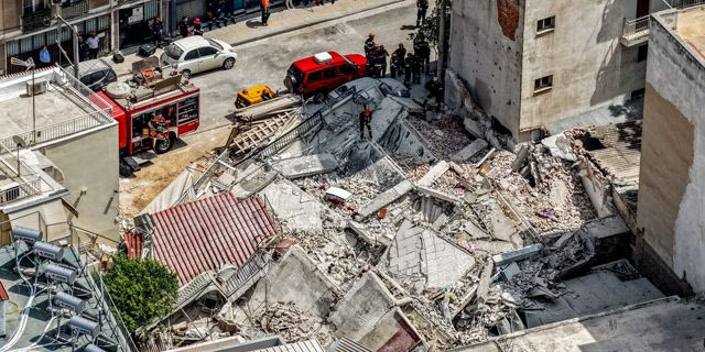 Συγκλονιστικές εικόνες από drone στα Πετράλωνα – Ισοπεδώθηκε η πολυκατοικία