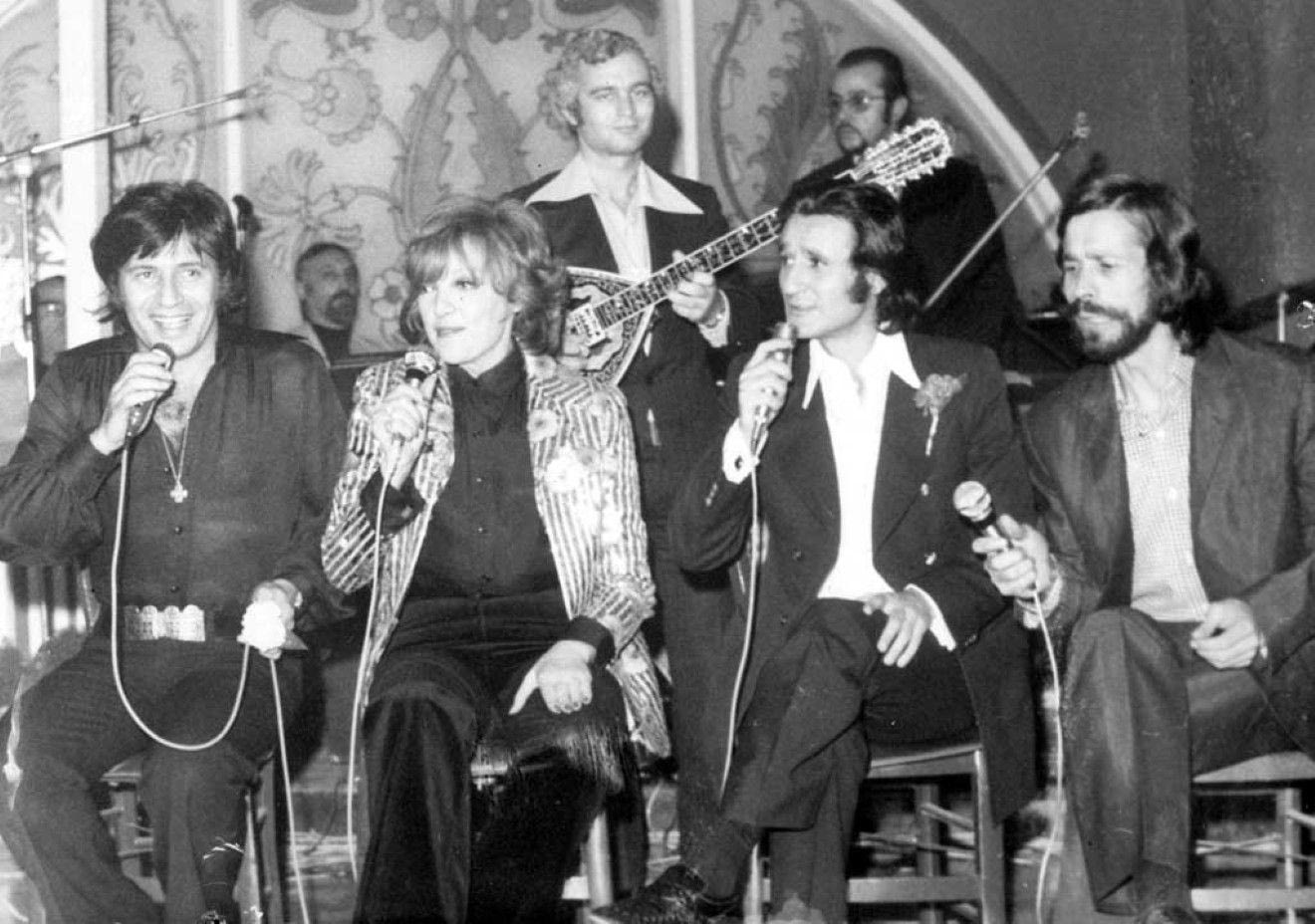 1974, Πλάκα, «Παλιά Αθήνα», ο Γιάννης Πολυκανδριώτης με τον Κώστα Καρρά, τη Μάρω Κοντού, το Σωτήρη Μουστάκα και τον Φώτη Μεταξόπουλο |
