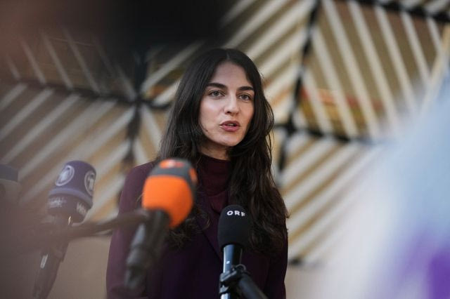 Συγκινητική πρωτιά για Σουηδή υπουργό – Πήγε με το μωρό της σε συνεδρίαση της ΕΕ
