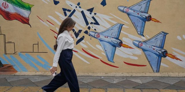 Μια γυναίκα περνάει δίπλα από μια αντι-ισραηλινή τοιχογραφία στην Τεχεράνη του Ιράν