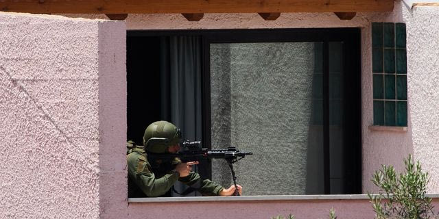 Ένας Ισραηλινός στρατιώτης παίρνει θέση σε ένα σπίτι στην κοινότητα Μέτουλα, στο βόρειο Ισραήλ, στα σύνορα με τον Λίβανο