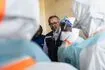 Ο Γενικός Διευθυντής του Παγκόσμιου Οργανισμού Υγείας (ΠΟΥ), Τέντρος Αντάνομ Γκεμπρεγέσους, επισκέπτεται τους εργαζόμενους στο Ευαγγελικό Ιατρικό Κέντρο (CEM) στην Μπούνια του Κονγκό