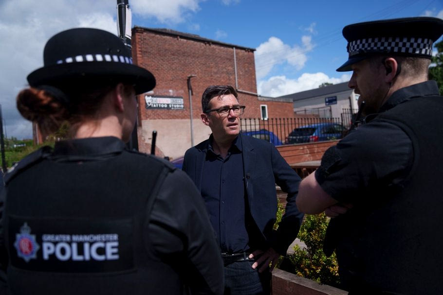 Ο Andy Burnham με την αστυνομία του Μάντσεστερ