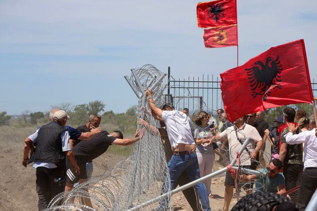 Διαδηλωτές προσπαθούν να κατεδαφίσουν έναν φράχτη εργοταξίου κατά τη διάρκεια διαδήλωσης κατά των σχεδίων για την κατασκευή τουριστικού θέρετρου, στην περιοχή Rrjoll της Σκόδρας, στη βόρεια Αλβανία