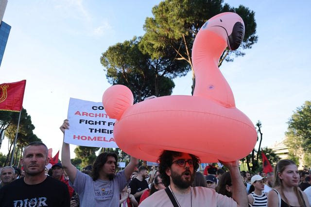 Ένας διαδηλωτής κρατάει φουσκωτό φλαμίνγκο κατά τη διάρκεια συγκέντρωσης στα Τίρανα